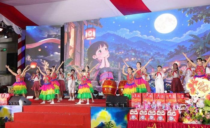 Những tiết mục ca múa nhạc đặc sắc mang đến không khí vui tươi, rộn ràng cho đêm hội Trung thu