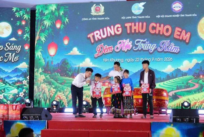 NSND Xuân Bắc và NSND Tự Long trao những phần quà ý nghĩa, mang niềm vui Trung thu đến các em học sinh vùng biên