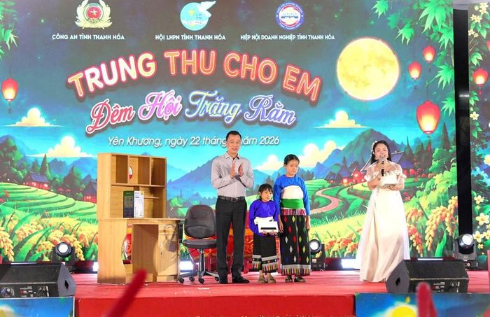 Chủ tịch UBND tỉnh Thanh Hoá Tô Anh Dũng tặng quà cho em Lương Ánh Nguyệt và Ngân Bảo Hân tại chương trình