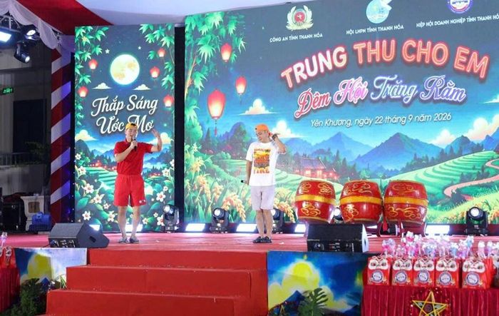 NSND Xuân Bắc và NSND Tự Long giao lưu cùng các em học sinh