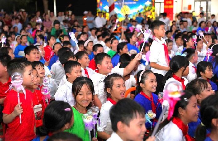 Các em học sinh Trường Phổ thông nội trú TH&THCS Yên Khương hào hứng tham gia đêm hội