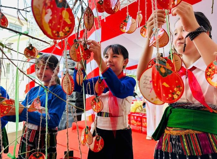 Các em nhỏ tham gia hoạt động “Cây Ước mơ”, gửi gắm những ước nguyện của mình trong đêm hội Trung thu tại Yên Khương (Thanh Hoá)