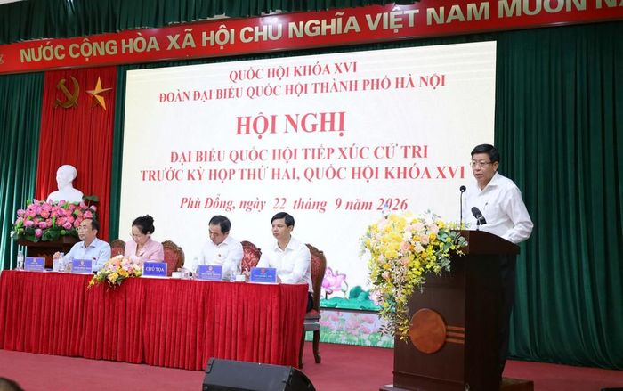 Phó Chủ tịch Thường trực UBND thành phố Hà Nội Dương Đức Tuấn trao đổi, làm rõ những vấn đề cử tri quan tâm. Ảnh: Vũ Quang - TTXVN
