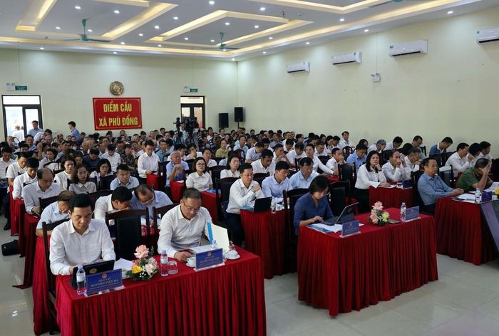 Các đại biểu và cử tri dự Hội nghị tiếp xúc cử tri trước Kỳ họp thứ 2, Quốc hội khóa XVI. Ảnh: Vũ Quang - TTXVN