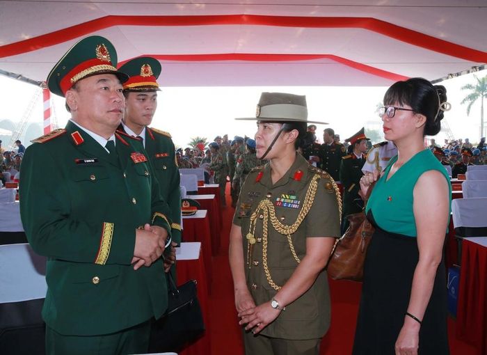 Thượng tướng Lê Quang Đạo, Phó Tổng Tham mưu trưởng QĐND Việt Nam với Tùy viên quân sự các nước đến dự lễ xuất quân. Ảnh: Trọng Đức - TTXVN
