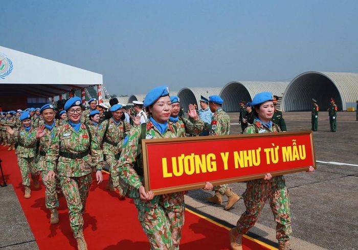 Các sĩ quan, quân nhân Bệnh viện dã chiến cấp 2 số 8 và Đội Công binh số 5 xuất quân lên đường làm nhiệm vụ gìn giữ hòa bình Liên hợp quốc. Ảnh: Trọng Đức - TTXVN