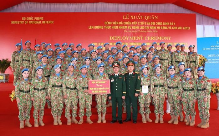 Đại diện Lãnh đạo Ban Phụ nữ quân đội tặng quà các nữ sĩ quan, quân nhân tại lễ xuất quân. Ảnh: Trọng Đức - TTXVN