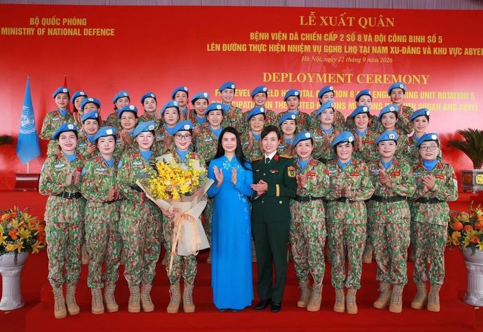Đại diện Lãnh đạo Hội Liên hiệp Phụ nữ Việt Nam tặng quà các nữ sĩ quan, quân nhân tại lễ xuất quân. Ảnh: Trọng Đức - TTXVN