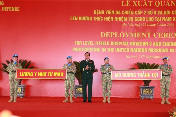 Thượng tướng Nguyễn Trường Thắng, Ủy viên Ban Chấp hành Trung ương Đảng, Ủy viên thường vụ Quân ủy Trung ương, Thứ trưởng Bộ Quốc phòng tặng Khẩu hiệu quyết tâm cho Bệnh viện dã chiến cấp 2 số 8 (BVDC2.8) và Đội Công binh số 5 (ĐCB5). Ảnh: Trọng Đức - TTXVN