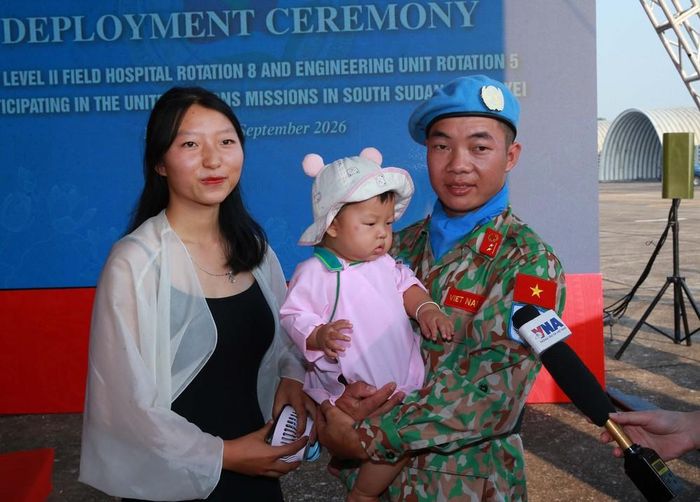 Người vợ trẻ và con tiễn chồng là sĩ quan Bệnh viện dã chiến cấp 2 số 8 lên đường làm nhiệm vụ. Ảnh: Trọng Đức - TTXVN