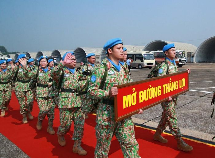 Các sĩ quan, quân nhân Bệnh viện dã chiến cấp 2 số 8 và Đội Công binh số 5 xuất quân lên đường thực hiện nhiệm vụ gìn giữ hòa bình Liên hợp quốc. Ảnh: Trọng Đức - TTXVN