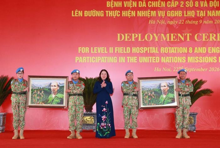 Bí thư Trung ương Đảng, Phó Chủ tịch nước Võ Thị Ánh Xuân tặng bức tranh ''Bác vẫn cùng chúng cháu hành quân'' cho đại diện Bệnh viện dã chiến cấp 2 số 8 (BVDC2.8) và Đội Công binh số 5 (ĐCB5). Ảnh: Trọng Đức - TTXVN