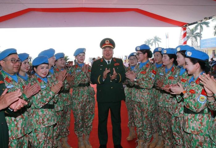 Thượng tướng Lê Quang Đạo, Phó Tổng Tham mưu trưởng QĐND Việt Nam động viên, chúc mừng các nữ quân nhân tại lễ xuất quân. Ảnh: Trọng Đức - TTXVN