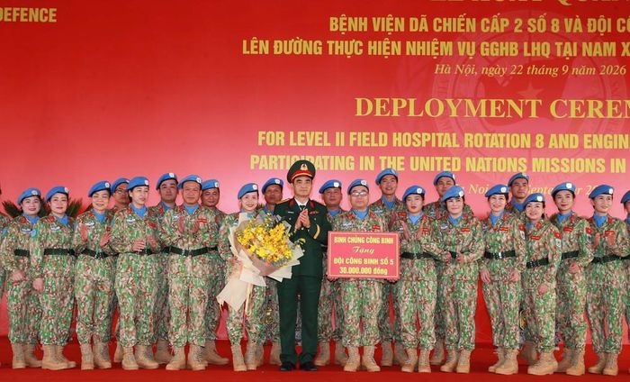 Đại diện Lãnh đạo Hội Liên hiệp Phụ nữ Việt Nam tặng quà các nữ sĩ quan, quân nhân tại lễ xuất quân. Ảnh: Trọng Đức - TTXVN