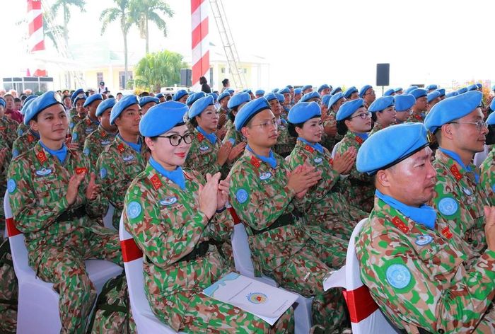 Các sĩ quan, quân nhân Bệnh viện dã chiến cấp 2 số 8 và Đội Công binh số 5 dự lễ xuất quân lên đường làm nhiệm vụ gìn giữ hòa bình Liên hợp quốc. Ảnh: Trọng Đức - TTXVN