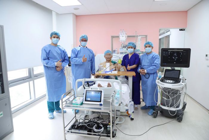 Các bác sỹ thăm khám và động viên bệnh nhân sau ca phẫu thuật. Ảnh: BVCC