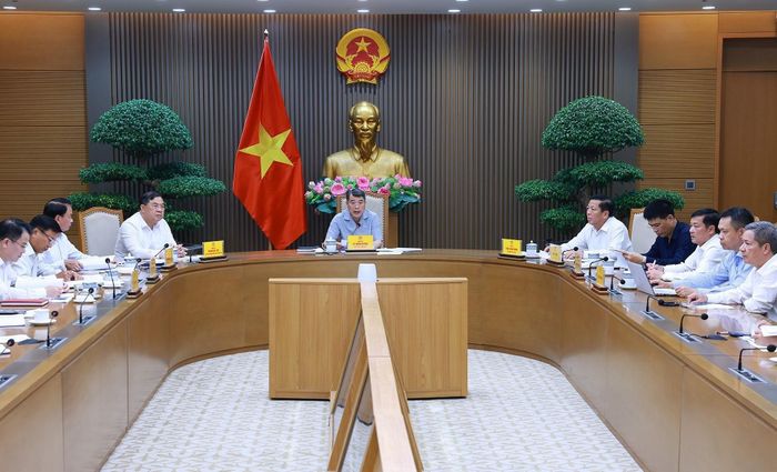 Thủ tướng Lê Minh Hưng chủ trì họp tháo gỡ khó khăn, vướng mắc, đẩy nhanh tiến độ các dự án giao thông trọng điểm. Ảnh: Dương Giang – TTXVN