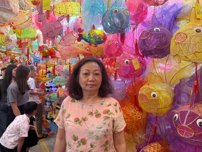 Bà Hoàng Kiện Đệ - Chủ cửa hàng đèn lồng truyền thống tại chợ Đại Kiều. Ảnh: Mạc Luyện/PV TTXVN tại Hong Kong