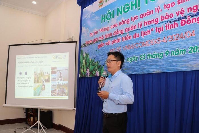 Tiến sĩ Đặng Quang Hiếu, Trường Đại học Đồng Tháp, chuyên gia Dự án trình bày Báo cáo tóm tắt kết quả thực hiện Dự án. Ảnh: Hồng Thái - TTXVN