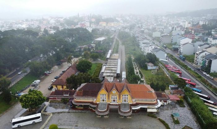 Ga Đà Lạt là công trình nguyên vẹn duy nhất còn lại của tuyến đường sắt răng cưa Đà Lạt – Tháp Chàm, đã được công nhận là Di tích Quốc gia, mở cửa đón khách tham quan. Ảnh: Nguyễn Dũng – TTXVN