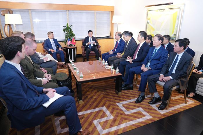 Phó Thủ tướng, Bộ trưởng Quốc phòng Phan Văn Giang tiếp Quyền Bộ trưởng Hải quân Hoa Kỳ Hùng Cao. Ảnh: Đoàn Hùng – P/v TTXVN tại Mỹ