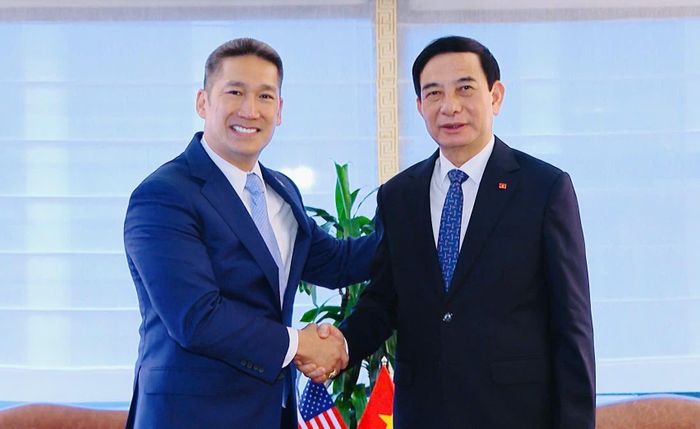Phó Thủ tướng, Bộ trưởng Quốc phòng Phan Văn Giang (phải) và Quyền Bộ trưởng Hải quân Hoa Kỳ Hùng Cao. Ảnh: Đoàn Hùng – P/v TTXVN tại Mỹ