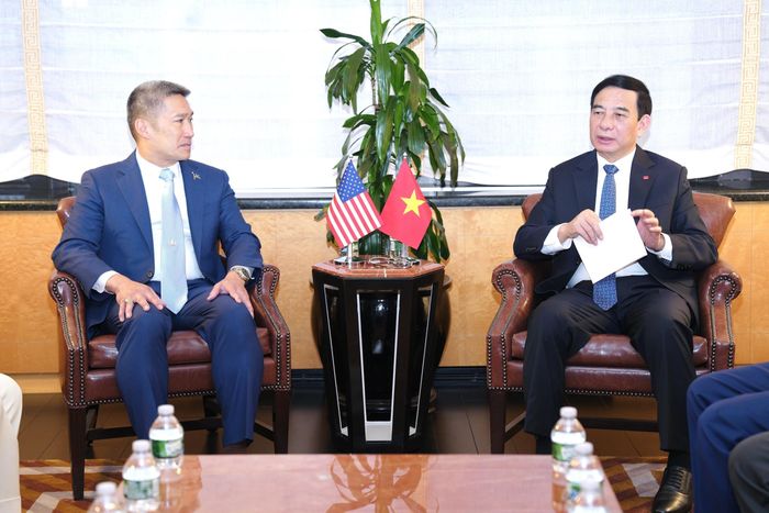 Đại tướng Phan Văn Giang (bên phải) tiếp Quyền Bộ trưởng Hải quân Hoa Kỳ Hùng Cao. Ảnh: Đoàn Hùng – P/v TTXVN tại Mỹ