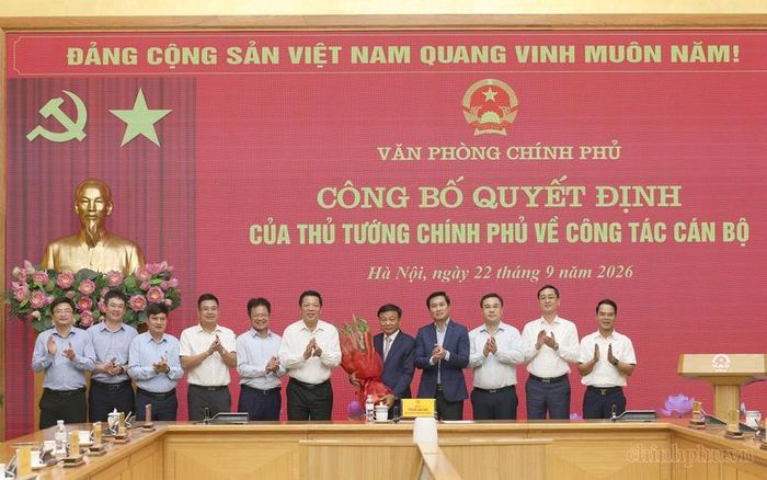Lãnh đạo Bộ Xây dựng tặng hoa chúc mừng Phó Chủ nhiệm Văn phòng Chính phủ Nguyễn Danh Huy - Ảnh: chinhphu.vn/Phương Nguyên