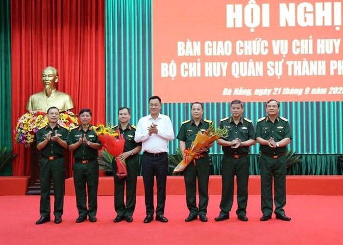 Các đại biểu chúc mừng Đại tá Nguyễn Thế Vinh và Đại tá Trần Hữu Ích.