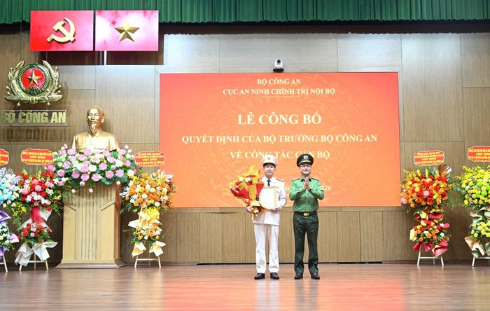 Thứ trưởng Phạm Thế Tùng trao Quyết định và tặng hoa chúc mừng tân Cục trưởng Cục An ninh chính trị nội bộ.
