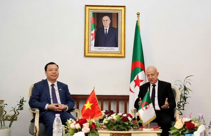 Tổng Bí thư Đảng Mặt trận Giải phóng Dân tộc Algeria (FLN) Abdelkrim Benmbarek và Đại sứ Vũ Duy Long. (Ảnh: Đại sứ quán Việt Nam tại Algeria cung cấp)