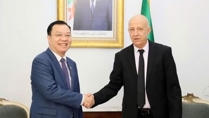 Đại sứ Vũ Duy Long chào xã giao Tổng Bí thư Đảng Mặt trận Giải phóng Dân tộc Algeria (FLN) Abdelkrim Benmbarek. (Ảnh: Đại sứ quán Việt Nam tại Algeria cung cấp)