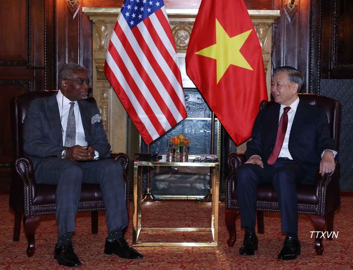 Tổng Bí thư, Chủ tịch nước Tô Lâm với Hạ nghị sĩ Gregory Meeks, thành viên cao cấp Ủy ban Đối ngoại Hạ viện Hoa Kỳ. (Ảnh: TTXVN)