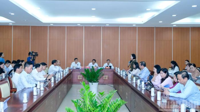 Các đại biểu thảo luận tại tổ. (Ảnh: THẾ ANH)