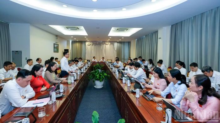 Các đại biểu thảo luận sôi nổi tại các tổ. (Ảnh: THẾ ANH)