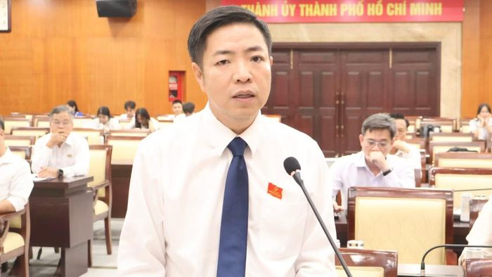 Đại biểu tham gia ý kiến về dự thảo Nghị quyết mở rộng đối tượng, điều kiện tham gia và cơ chế mua bán điện trực tiếp giữa đơn vị phát điện với khách hàng trên địa bàn thành phố. (Ảnh: VƯƠNG LÊ)