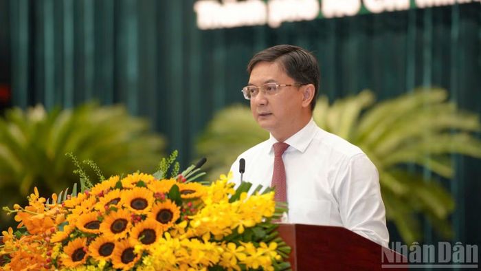 Ông Nguyễn Mạnh Cường, Ủy viên dự khuyết Ban Chấp hành Trung ương Đảng, Phó Chủ tịch Ủy ban nhân dân thành phố trình bày tờ trình tại kỳ họp. (Ảnh: THẾ ANH)