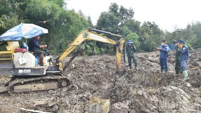 Lực lượng Đội K91 tiếp tục tìm kiếm, quy tập hài cốt liệt sĩ trong vườn sầu riêng sáng 22/9. (Ảnh: NGUYỄN SỰ)