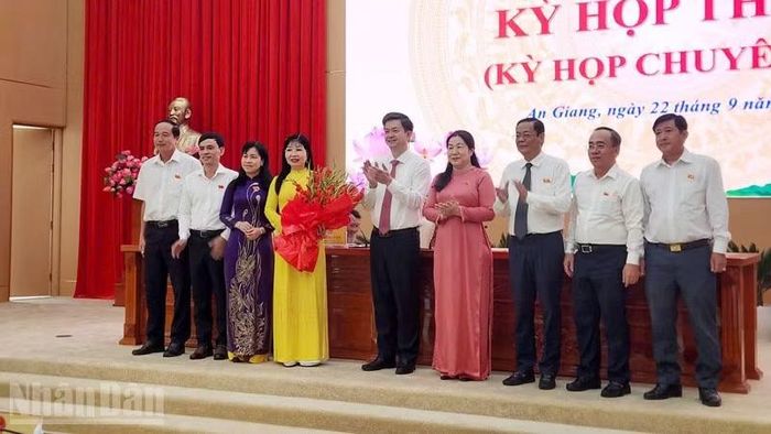 Lãnh đạo Tỉnh ủy An Giang tặng hoa chúc mừng đồng chí Trần Thị Thanh Hương được bầu giữ chức Chủ tịch Hội đồng nhân dân tỉnh An Giang khóa 11, nhiệm kỳ 2026-2031. (Ảnh: QUỐC TRINH)