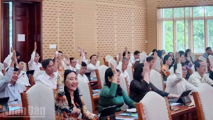 Các đại biểu biểu quyết thông qua Nghị quyết Hội đồng nhân dân tỉnh An Giang, tại kỳ họp thứ 6. (Ảnh: QUỐC TRINH)
