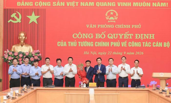 Trao quyết định của Thủ tướng cho ông Nguyễn Danh Huy. (Ảnh: TRUNG ĐỨC)