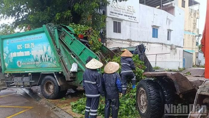 Công ty Cổ phần Môi trường đô thị Quảng Nam thu gom, vận chuyển và xử lý rác thải bảo đảm không xảy ra các sự cố về môi trường. (Ảnh: ANH QUÂN)