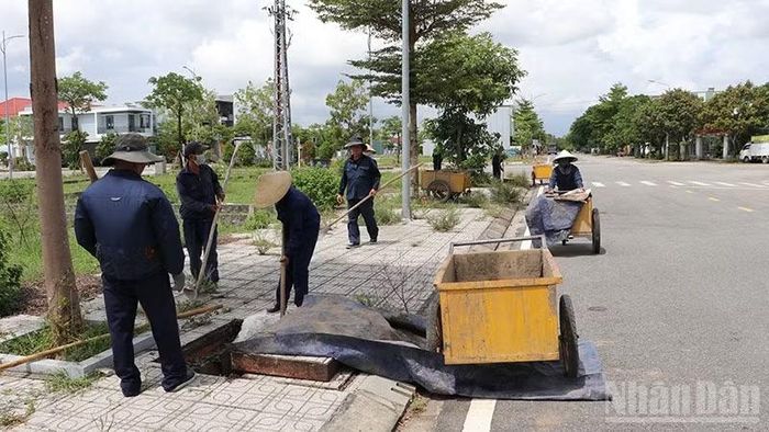 Công nhân thực hiện nạo vét, khơi thông các cống, rãnh ở phường Bàn Thạch, thành phố Đà Nẵng. (Ảnh: ĐỖ VẠN)