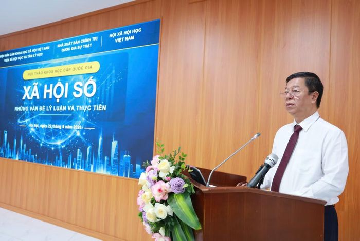 Phó Giáo sư, Tiến sĩ Vũ Trọng Lâm, Giám đốc - Tổng Biên tập Nhà xuất bản Chính trị quốc gia Sự thật phát biểu đề dẫn Hội thảo. (Ảnh: Minh Sơn)
