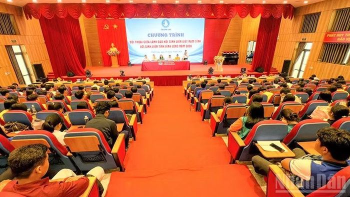 Quang cảnh buổi đối thoại. (Ảnh: BÁ DŨNG)