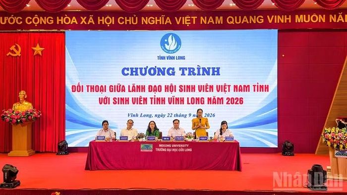 Những câu hỏi của sinh viên được lãnh đạo sở, ngành trả lời thỏa đáng. (Ảnh: BÁ DŨNG)