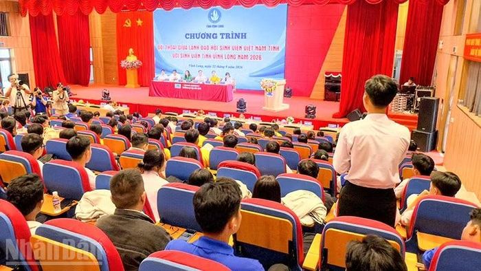 Buổi đối thoại thu hút nhiều sinh viên đặt câu hỏi. (Ảnh: BÁ DŨNG)