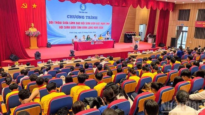Buổi đối thoại thu hút đông đảo sinh viên tham gia. (Ảnh: BÁ DŨNG)