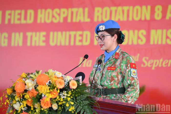 Thượng tá Nguyễn Thị Minh Phương, Phó Giám đốc Bệnh viện dã chiến cấp 2 số 8 đại diện cho các lực lượng đi thực hiện nhiệm vụ gìn giữ hòa bình Liên hợp quốc phát biểu quyết tâm.