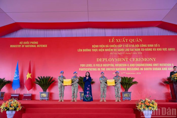 Phó Chủ tịch nước Võ Thị Ánh Xuân tặng quà cho 2 đơn vị trước khi lên đường làm nhiệm vụ.